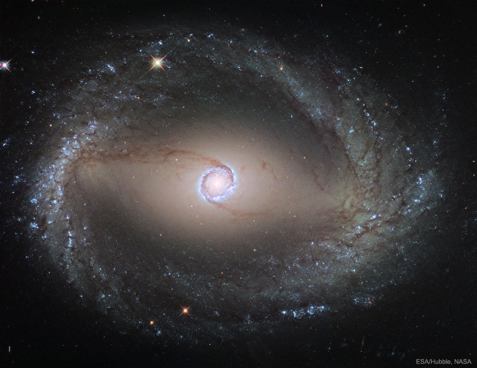 Slika prikazuje spiralno galaksijo 
NGC 1512, kot jo je posnelHubblov vesoljski teleskop. Okrog sredia ima ta galaksija dva obroa. Za podrobneje informacije glej pojasnilo.