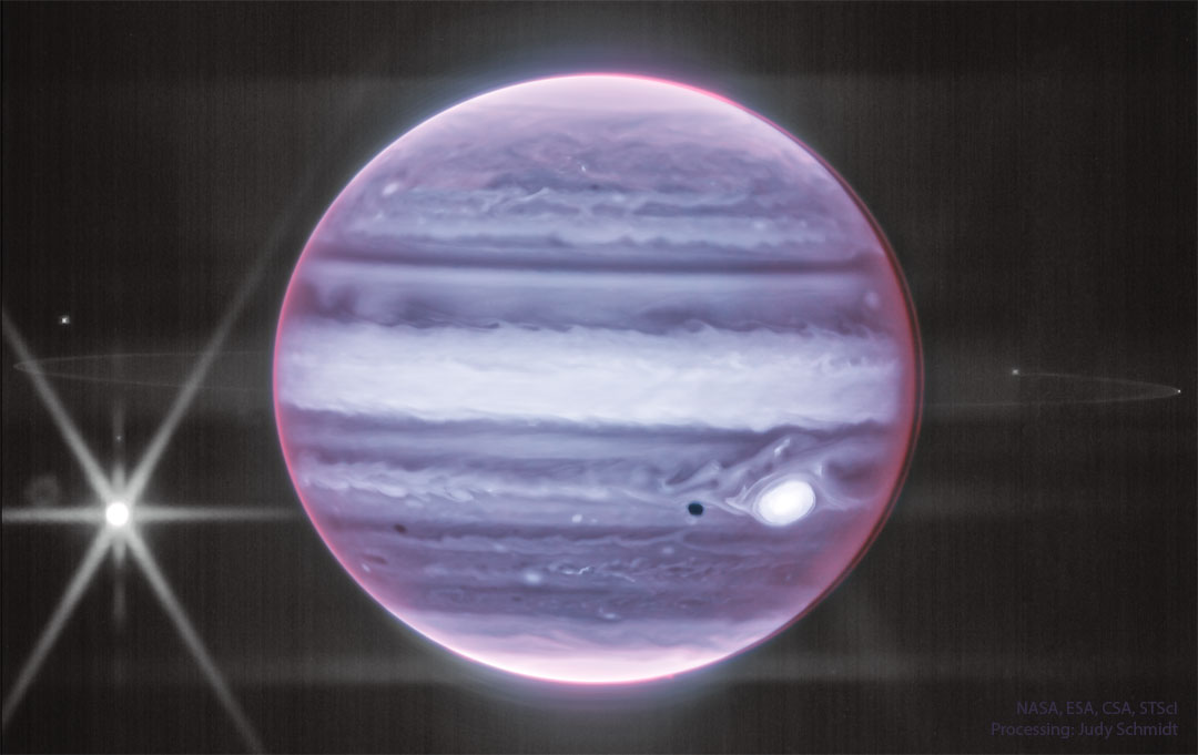 Posnetek prikazuje Jupiter v infrardei svetlobi, posnel ga je 
vesoljski teleskop James Webb. Opazimo oblake, Veliko rdeo pego -- v svetli barvi --
in obro okrog orjakega planeta.
Ve informacij v pojasnilu.