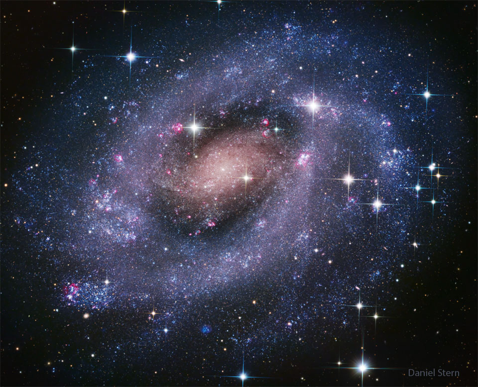 A classic spiral galaxy is shown with blue spiral
arms. The center is yellow-red. Many star clusters are
easily visible.
Please see the explanation for more detailed information.